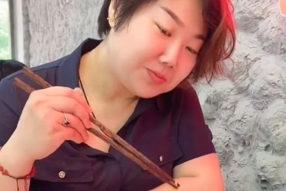 网红武穴张良妻子跳江,现场留下2万现金,一张120万银行卡