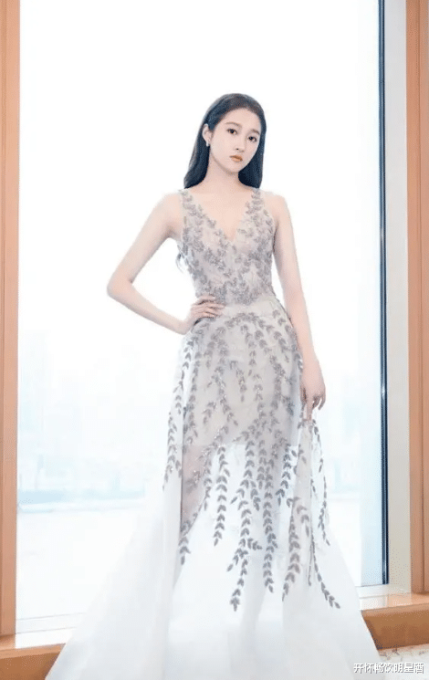 关晓彤|关晓彤彻底放飞自我,穿树叶连衣裙风光乍现,网友:小美人!