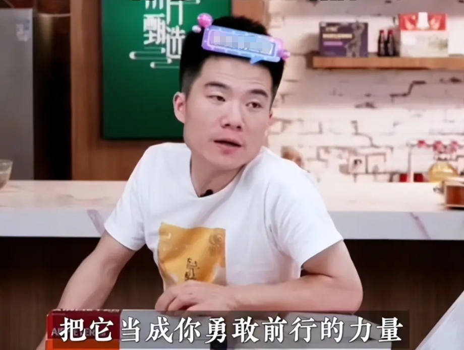 董宇辉|新东方“颜值地板”董宇辉,早年上课照片被曝出,依旧那么“帅”