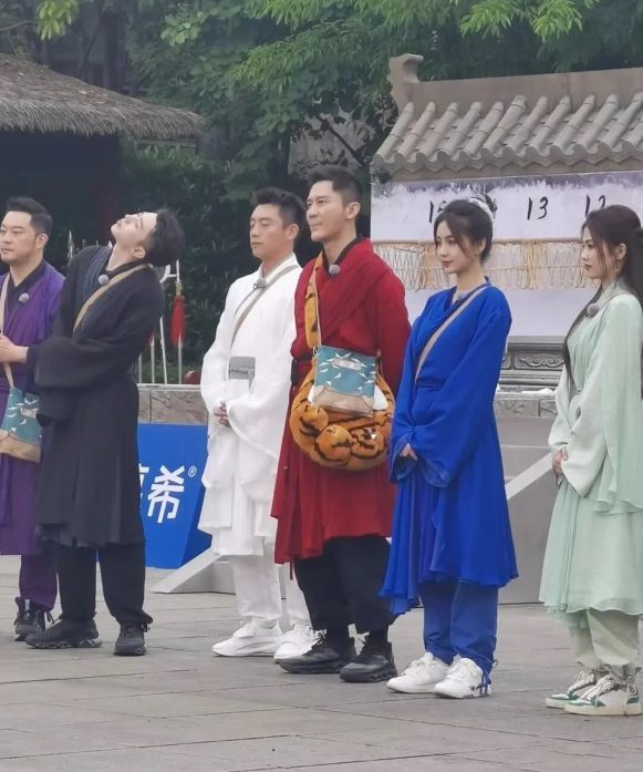 明星素颜|baby素颜现身峨眉山，7名助理陪同阵势大，拒绝合影引发热议