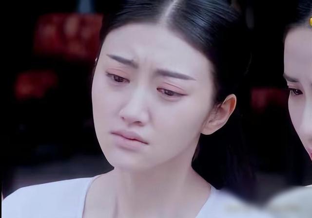 牛莉|远看颜值逆天，实则鼻尖脸僵肿成发面馒头，喜剧女星也沉迷变脸！