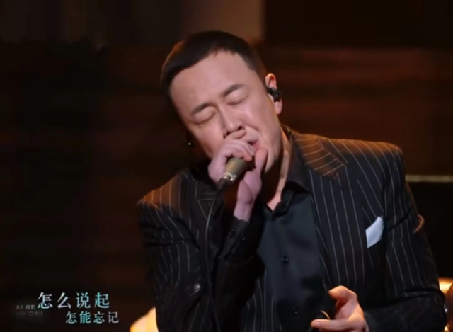 杨坤|杨坤发文怀念去世女友，眼眶含泪惹人疼，半月前才被拍与女子搂抱