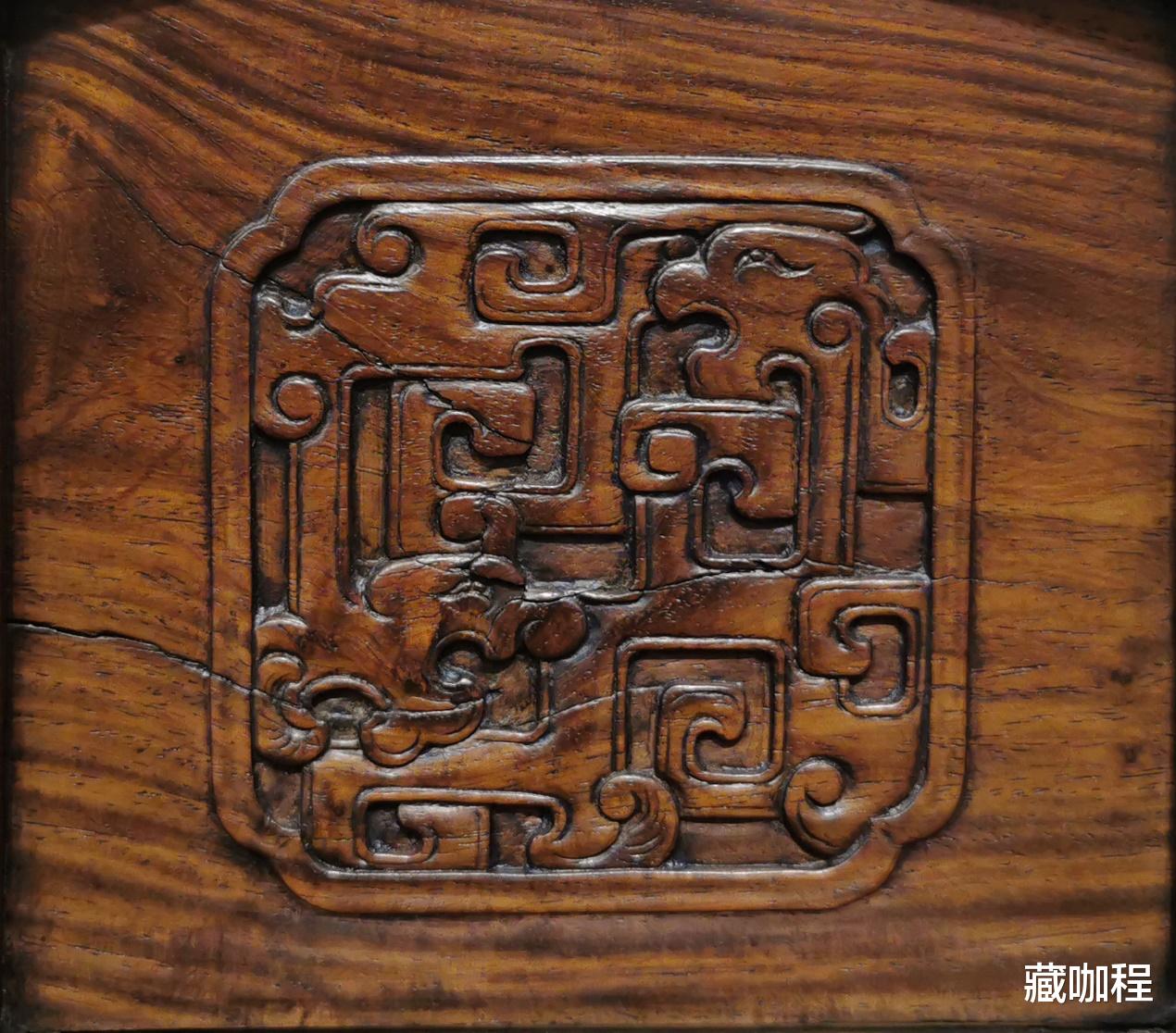 |左龙右凤、刀法快利，清黄花梨圈椅做工精细