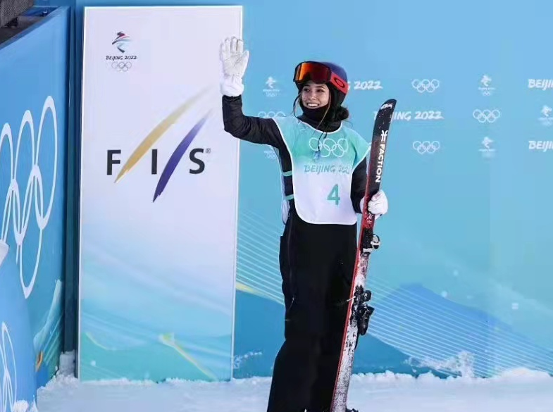 高马尾 谷爱凌才是真顶流！自己设计金龙滑雪服扬国威，同款五环美甲爆火
