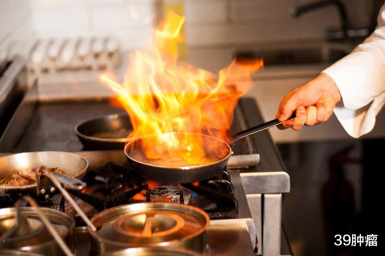 不粘锅|新研究:不粘锅涂层是塑料,小划痕可释放百万级微塑料进入食物