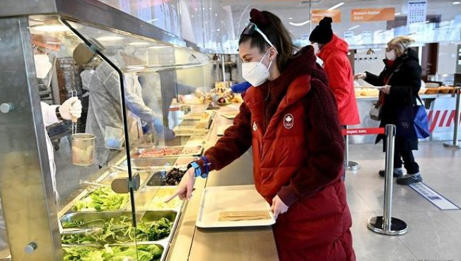 冬奥会|678道菜！国际奥委会主席巴赫前往冬奥餐厅：吃了很多饺子，中国美食会更火