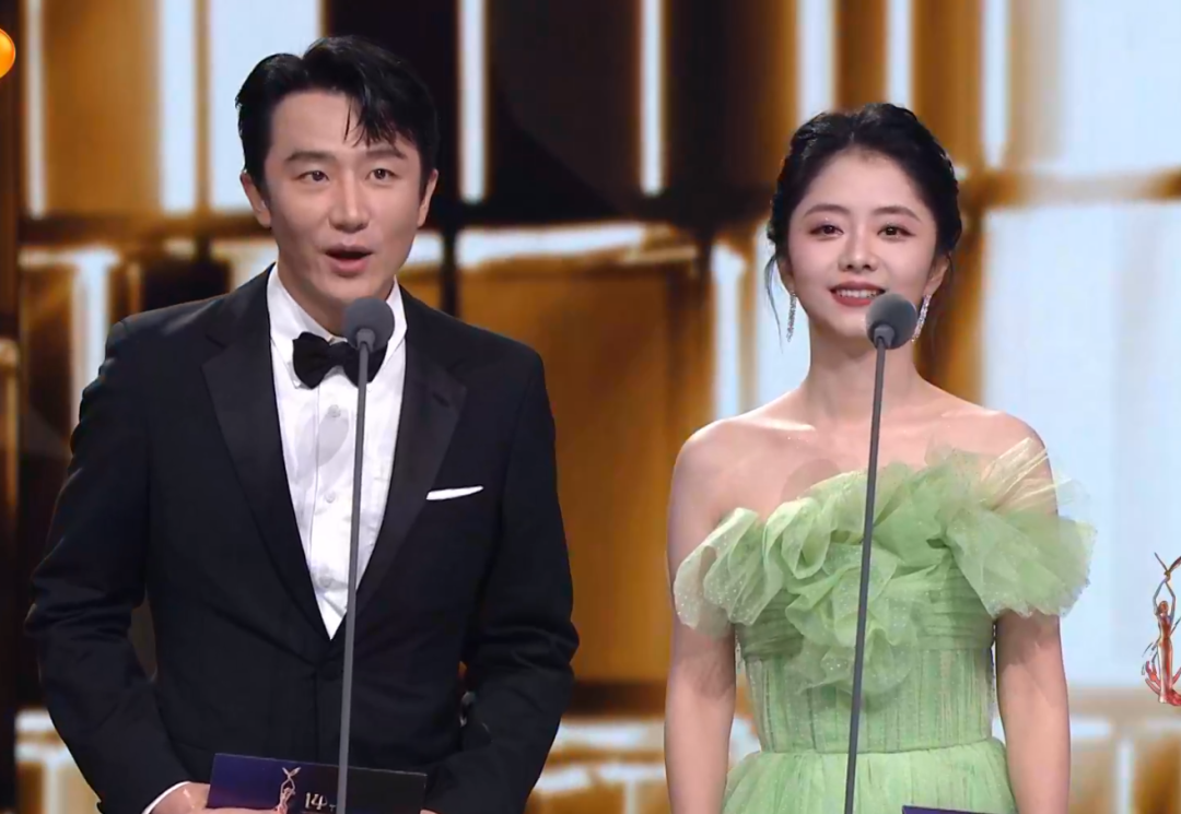 谭松韵|看众星金鹰奖颁奖礼造型：42岁殷桃黑裙显身材，谭松韵波点裙清新