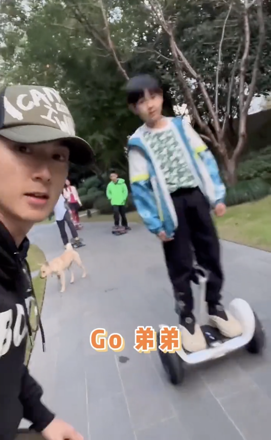 吴尊|吴尊晒女儿第一次玩滑板赞不绝口,刘畊宏儿子与Jasper同框竞技
