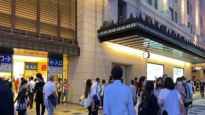 |一座街道之城，高层公寓楼比邻而立，消费价格令人望而却步