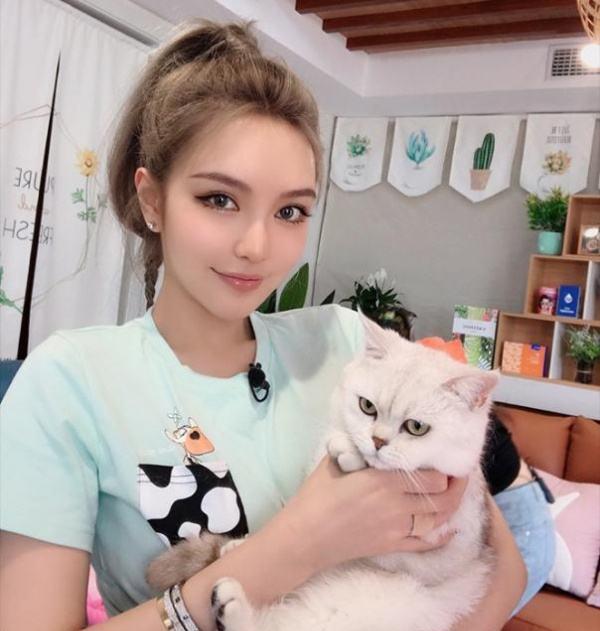 周扬青豪宅内景首次曝光！巨大浴室装修精致奢华，穿吊带大秀好身材