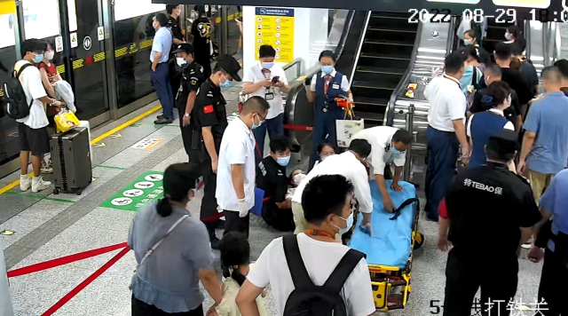 杭州妈妈正出地铁站,一个大行李箱从身后扶梯砸来!主人吓傻了...用直梯直梯直梯!重要的事说三遍