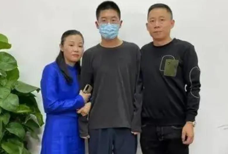 吉他|画面温馨！孙海洋大儿子孙卓学吉他画面流出，与阳谷生活反差大