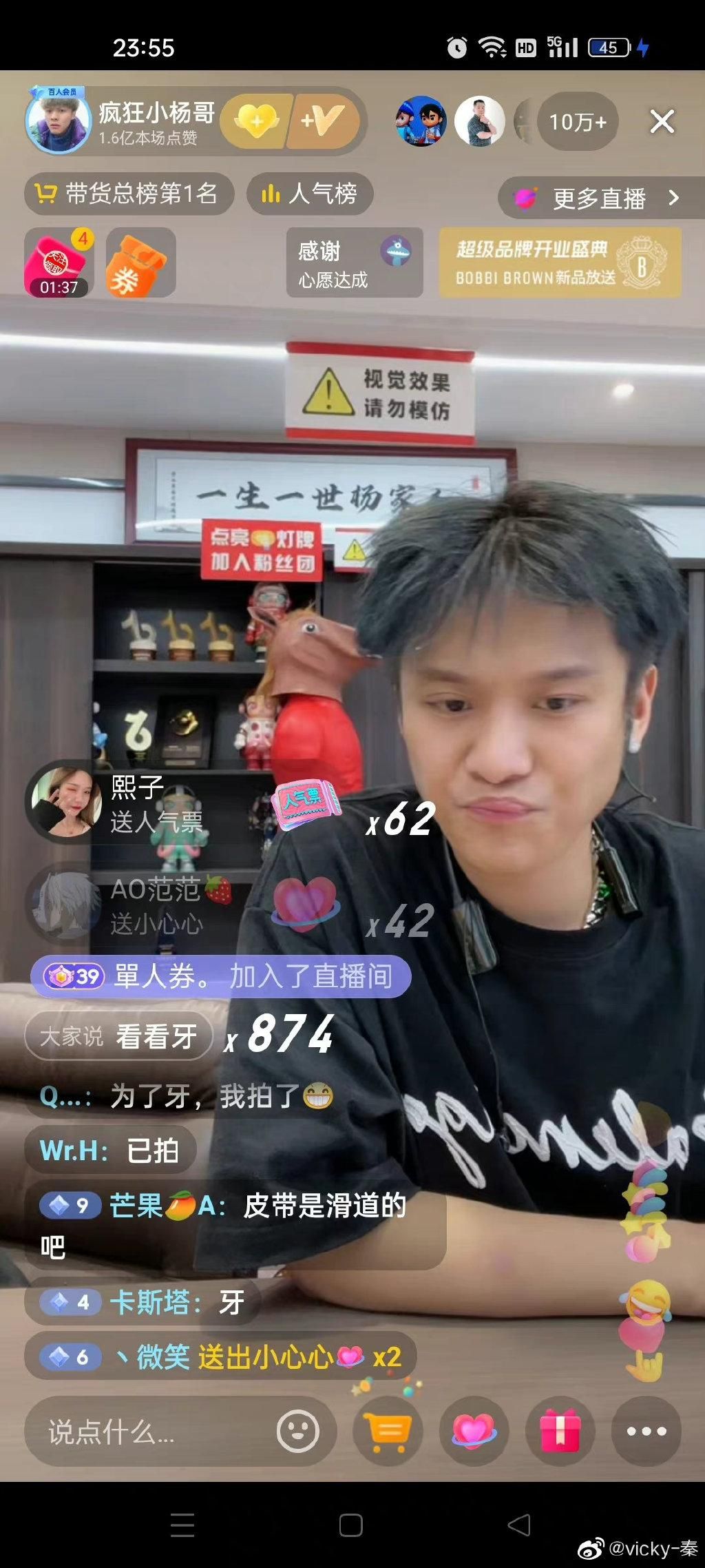 破亿直播主卖包实测咬不烂!狂啃拉扯「牙齿喷飞」网友猜背后真相
