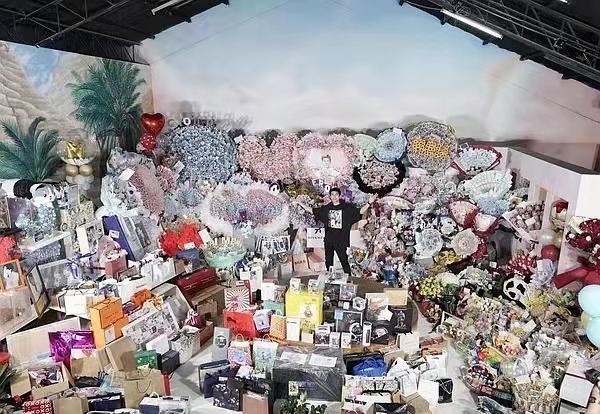 |泰男星中国粉丝顶风集资！用钱堆两米高蛋糕，钞票做礼物装满卡车