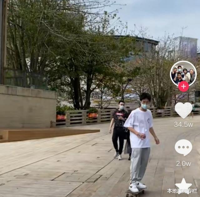 孙悦|孙海洋带家人玩滑板，孙卓孙辉穿短袖操作熟练，彭四英孙悦有乐趣