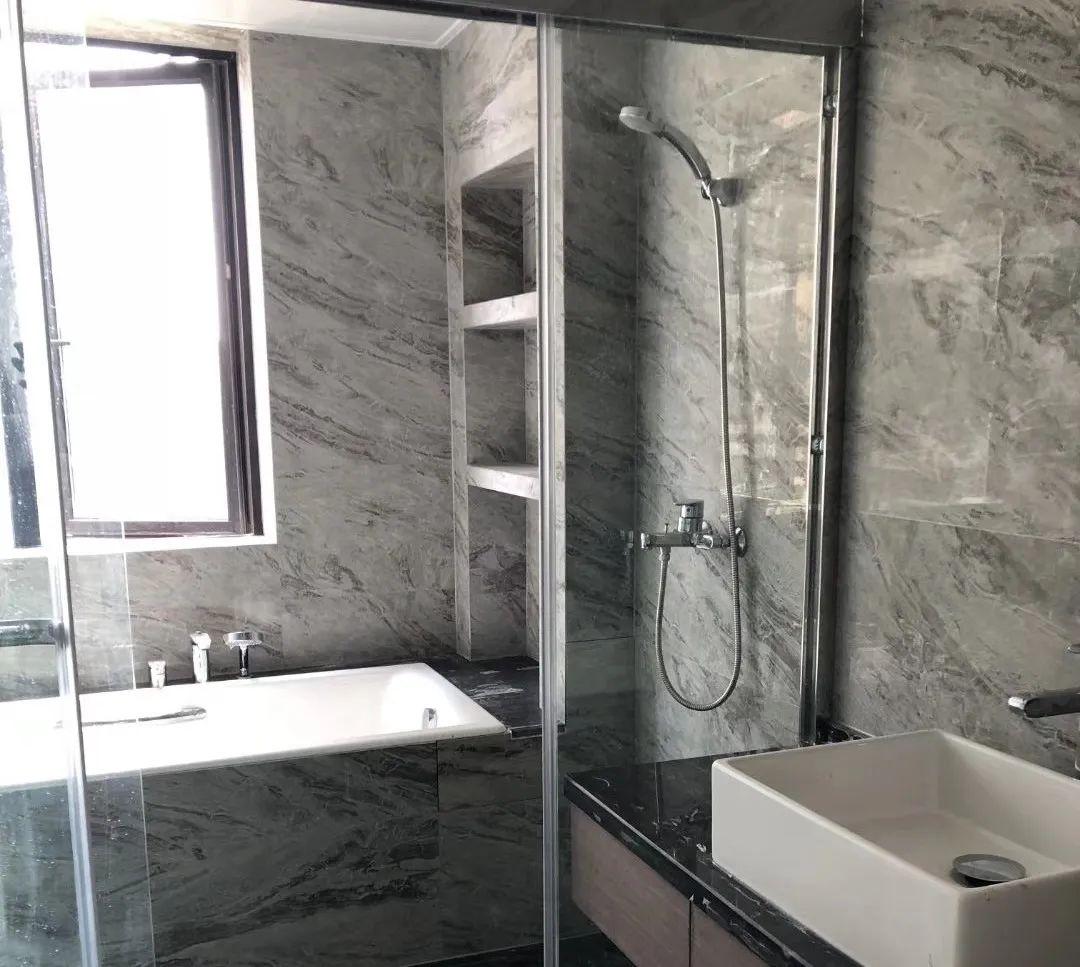 精装房卫生间,面积不大还塞个浴缸,门都不方便开!我该不该拆