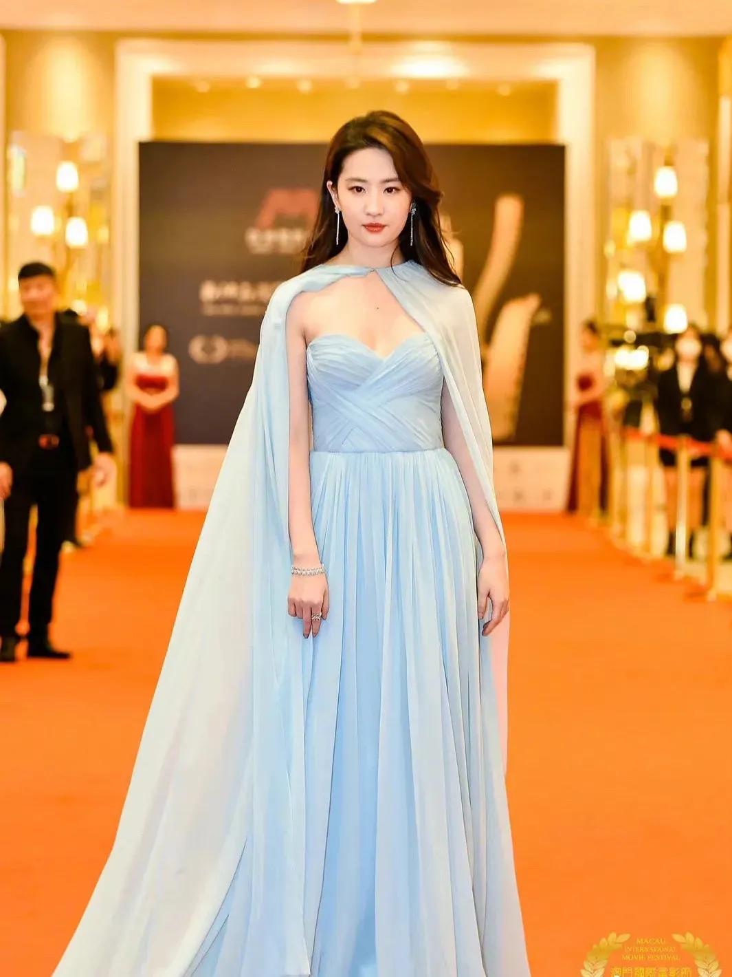 刘亦菲|章子怡刘亦菲香港电影节同框！一个干瘪一个丰满，连造型都很相似