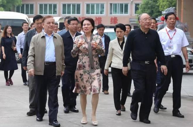 窦骁|《鸡毛飞上天》的主角原型：300亿身家被败光，真实的一地鸡毛！