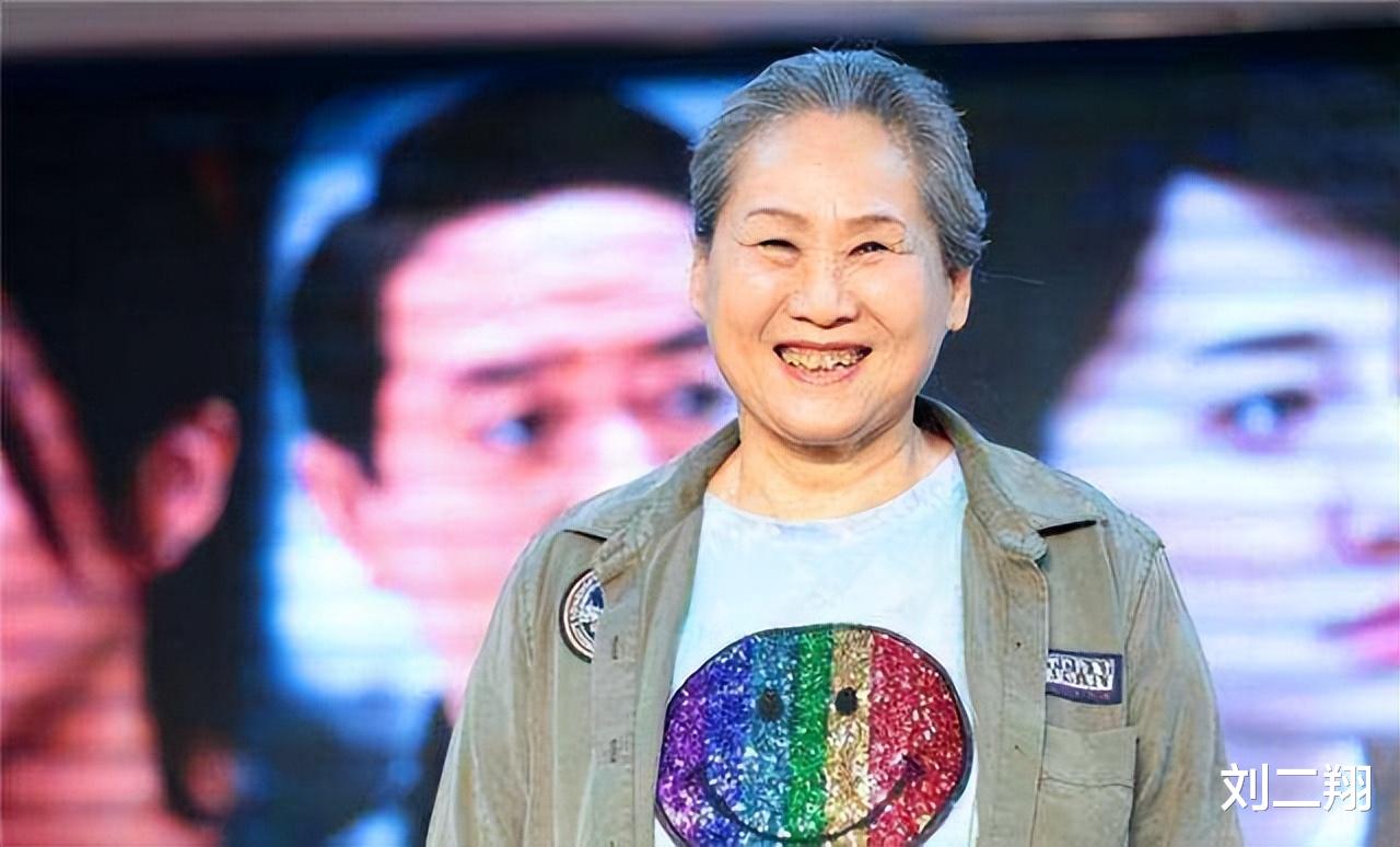 穿衣搭配 “百亿老太”苇青：扮丑卖惨只是表象，穿衣大方不俗气才是真优雅