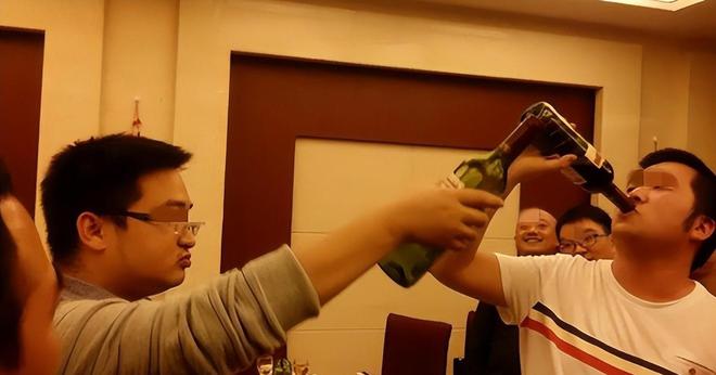 山东临沂的一个酒桌上,几个朋友坐在一起喝酒吹牛