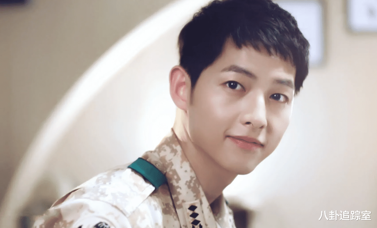 宋仲基|宋仲基方承认恋情，与英国素人恋爱历程曝光，女方全程护肚疑怀孕