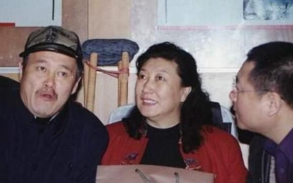 郭铁城|53岁郭铁城露面，面容精致不显老，97年上春晚，最火时离开赵本山