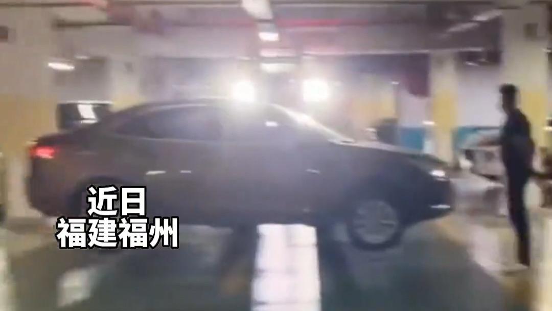 解气！车位被占对方拒不挪车，男子叫来叉车直接将其霸气的丢河里