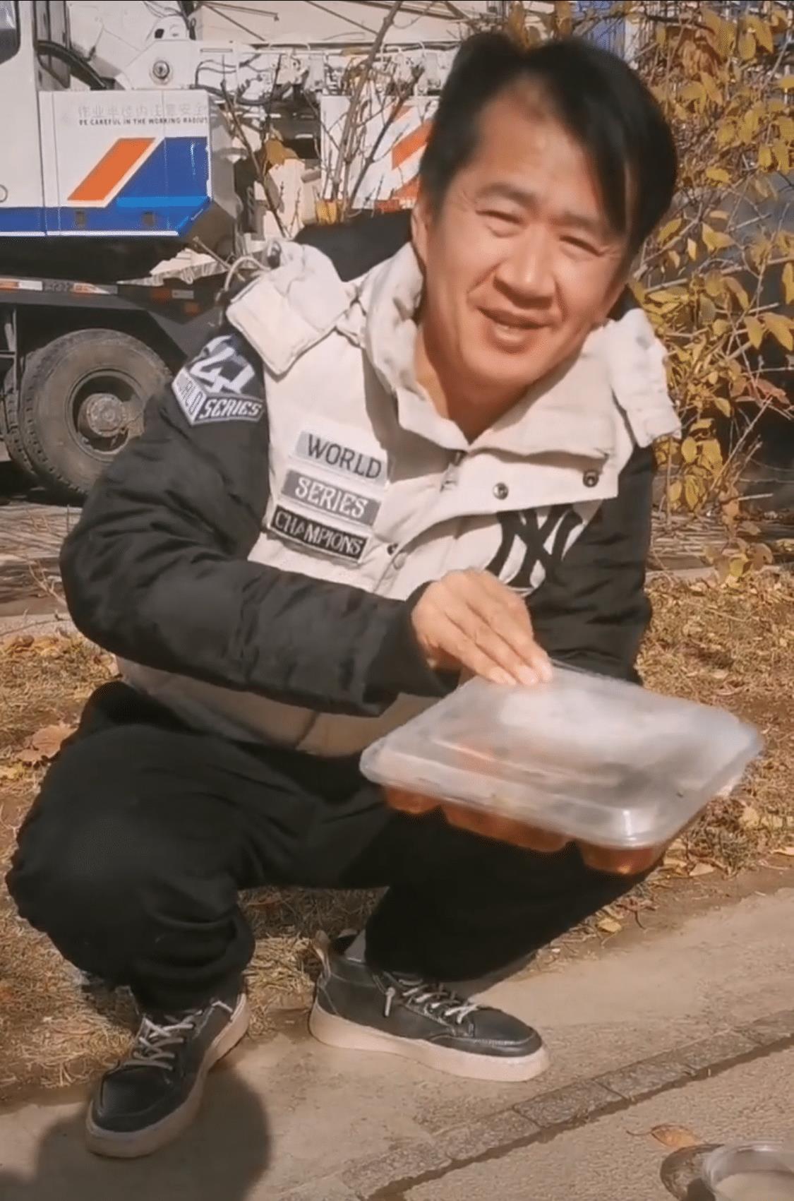 李嘉明|知名艺人李嘉明落魄?农村街头推大粪车,挂六个桶不断摇晃