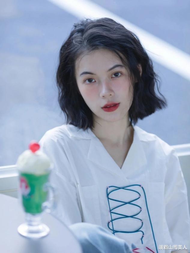 烫发 最近火了一种发型叫“挂耳烫发”,意外的减龄洋气,圆脸也适合!