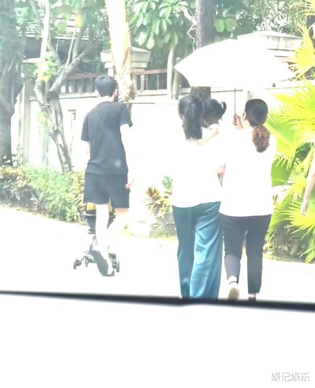 张若昀|张若昀带妻女度假，亲自推着宝宝车，两岁女儿扎高马尾超可爱