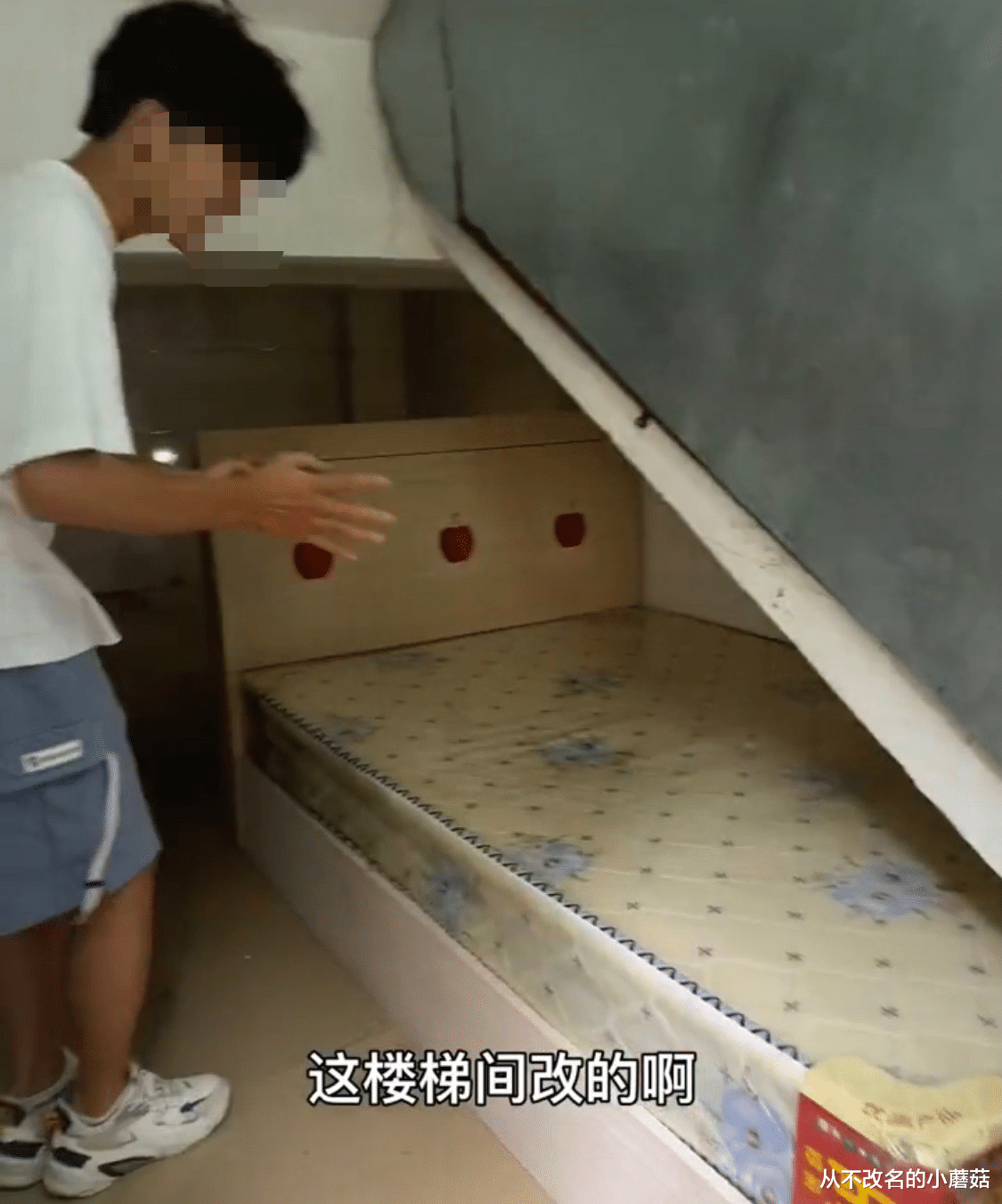 网友分享400块一个月的出租屋,床是楼梯间改的,厕所连门都没有