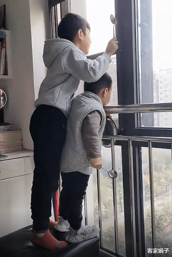 两小孩敲盆向窗外大喊:我要自由!网友纷纷流泪了