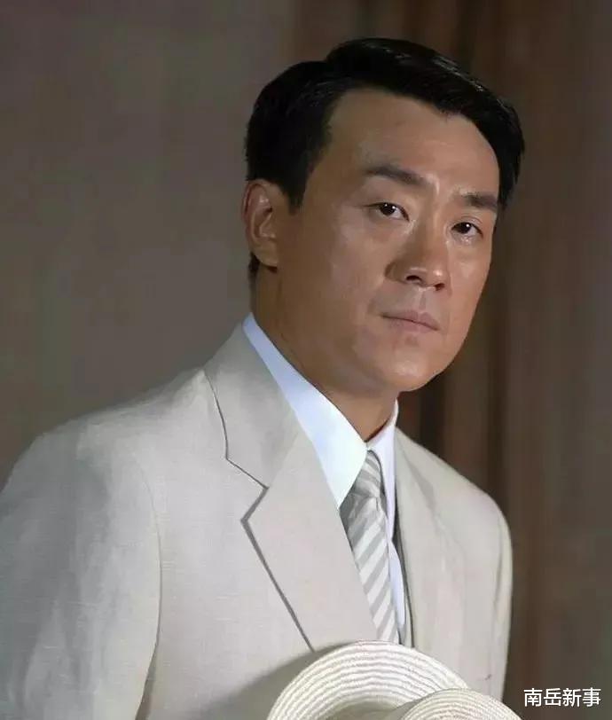 何冰|何冰：娶同桌为妻，钱也归她管，一心一意爱了24年