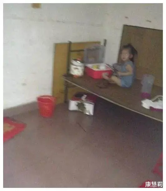 心酸!一家三口广州220元的出租房,厕所在厨房里,谁住过这种?