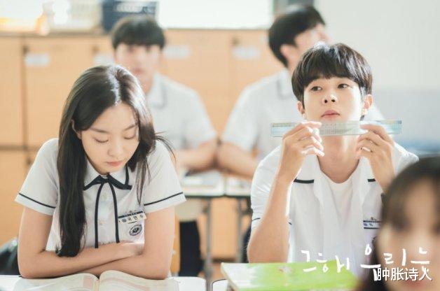 那年我们|《那年我们》10个细节梗！要不要喝红枣茶是性暗示？结尾疑似开车