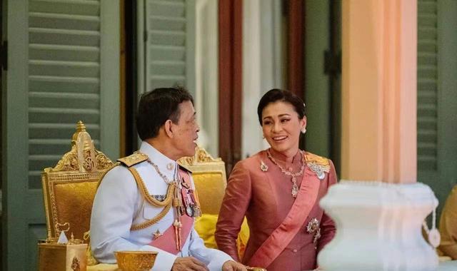 诗妮娜|诗妮娜开车和苏提达开车送泰王，简直是公开处刑，差距太明显