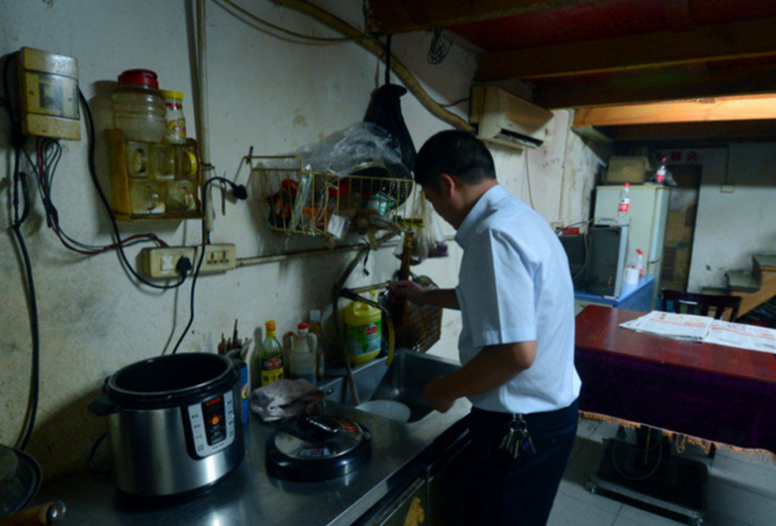 招聘|太平间收尸人：接过冻僵的弃婴，抬过腐烂的病人，闻到肉味就想吐