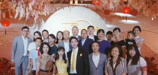 豪门|深扒豪门联姻，七匹狼“娶”特步，茶叶太子娶安踏千金