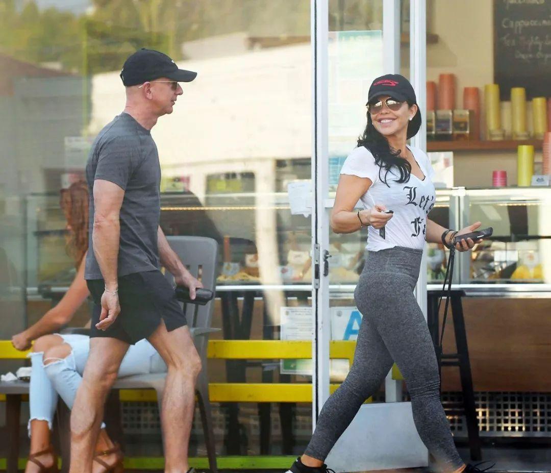 欧美明星|58岁世界前首富贝佐斯:把52岁的女友夸上天:她最慷慨心胸最宽广