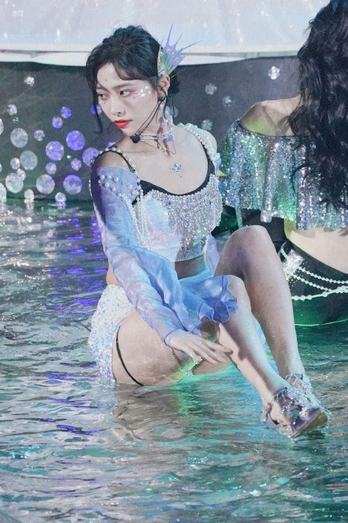 许佳琪|许佳琪化身精灵公主，美丽又高贵，在舞台上魅力四射。