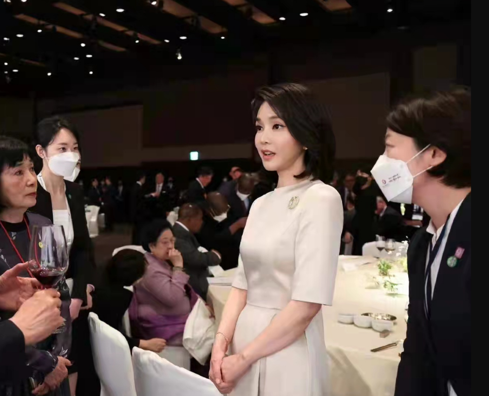 吊带裙 50岁像20岁！新总统妻子亮相就职典礼却成韩国整容最牛代言