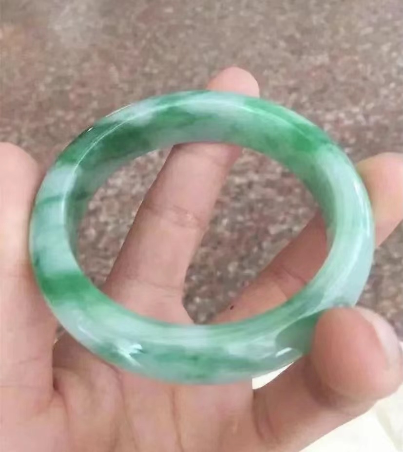 翡翠|4.8公斤重的阳绿飘花手镯料出货效果太辣眼