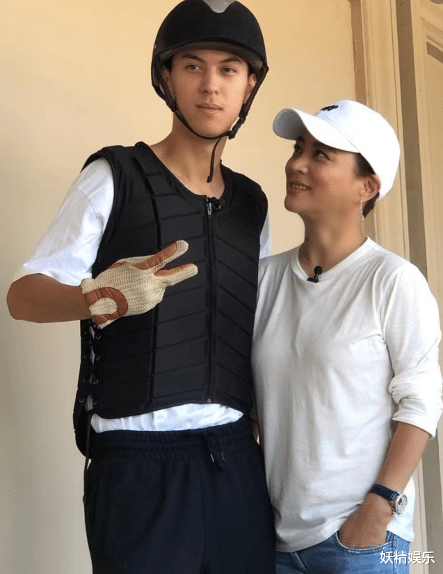 李玲玉|“玉兔精”李玲玉晒老闺蜜合照,成最丑担当?史可美艳大气实力抢镜