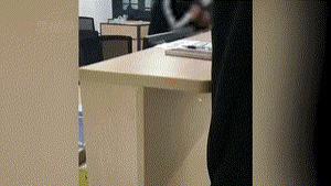 广东清远，一男子持刀挟持男子要求结清工资，警方：无人伤亡