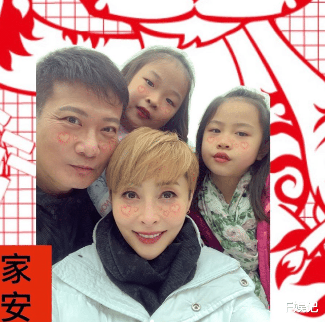 汤盈盈|汤盈盈钱嘉乐罕见晒一家四口全家福 夫妻俩与女儿脸贴脸露开心大笑