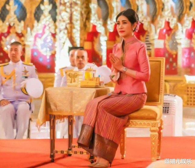 诗妮娜|诗妮娜复宠反击战打响，工作海报气质出众，站位西拉米寻求原谅