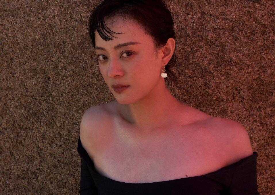 街拍|孙俪穿海边露肩装拍照！光脚侧卧在礁石上，腰围超细堪比巴掌大