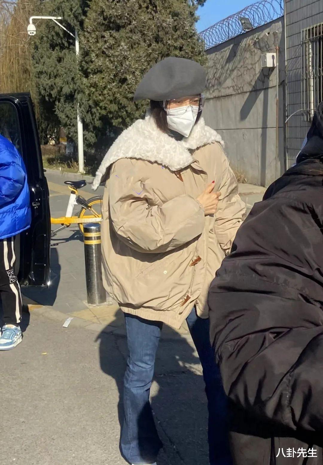 春晚|众星参加春晚彩排：秦海璐提23万名牌包，吴磊的毛衣价格很接地气