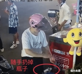 近日,杭州一名女子骑车经过一台冰柜时,从里边拿出一瓶供路人免费饮用的纯净水