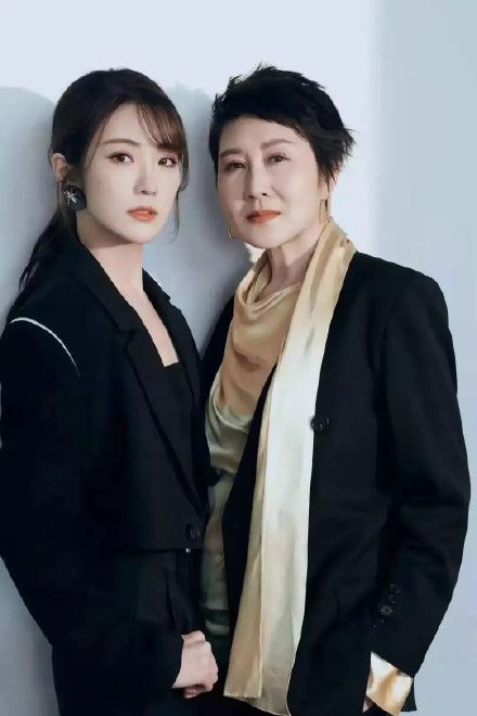 张凯丽|张凯丽的时尚人生，从速滑队长到金鹰女神，穿搭始终引领潮流